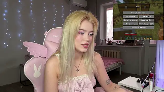 myprettylola online show from February 25, 1:31 pm