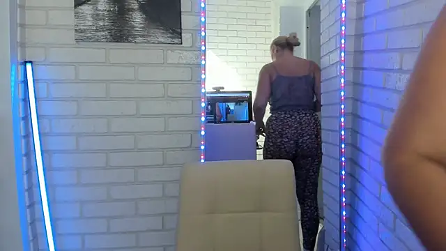 Snapshot of Passion-Blondy chatting on September 17, 6:17 pm Passion-Blondy online show from September 17, 6:17 pm