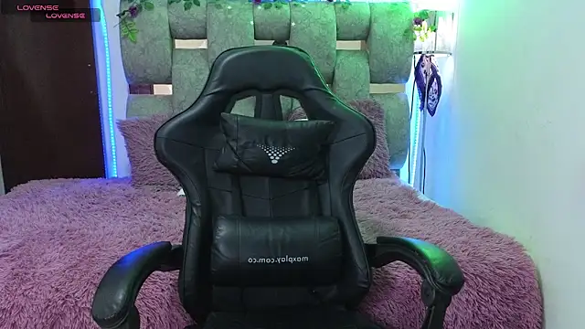 alix kitty online show from April 16, 11:07 pm