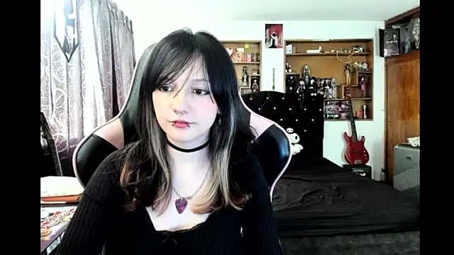 Maki Zein  online show from February 5, 8:12 pm