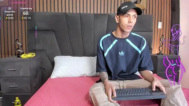 DerryAndIzzy online show from November 19, 5:40 am