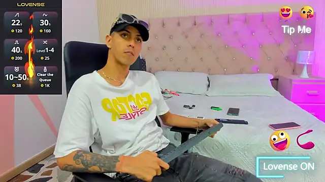 DerryAndIzzy online show from November 5, 5:01 am