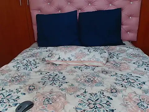 Snapshot of SweetDarkCherry chatting on October 20, 10:46 pm SweetDarkCherry online show from October 20, 10:46 pm