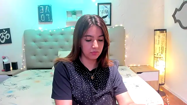 1evelinewood online show from April 15, 2:06 pm