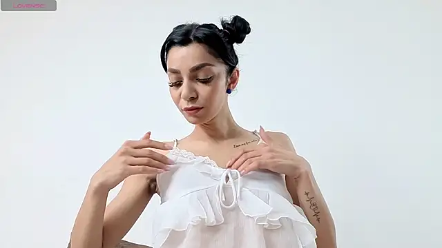 ReneeVoss online show from May 18, 4:07 am