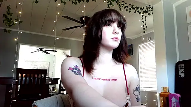 Trickylucy555 online show from April 7, 6:43 pm