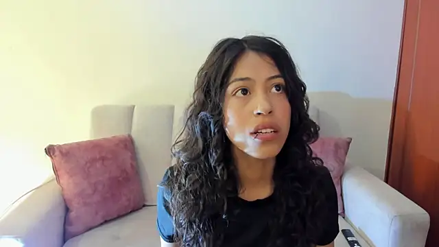 Snapshot of emily_jonessxx chatting on October 28, 7:08 pm emily jonessxx online show from October 28, 7:08 pm