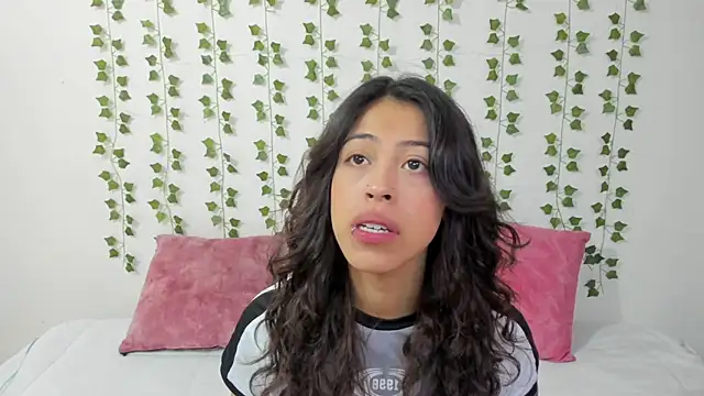 emily jonessxx online show from February 8, 4:00 pm