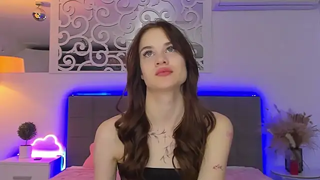 LuisaClover online show from February 22, 1:34 pm