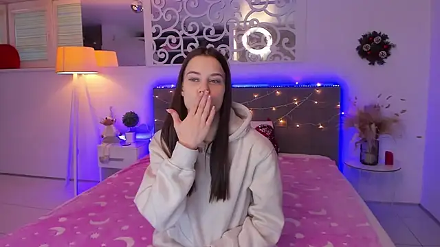 LuisaClover online show from December 19, 1:25 pm