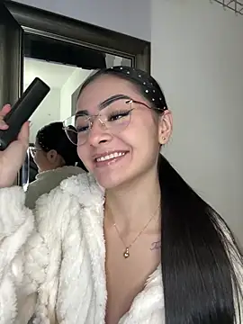 IslaCole online show from February 6, 11:30 pm