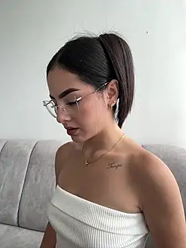 IslaCole online show from May 7, 8:34 pm