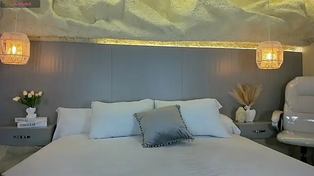 AmyColman  online show from April 7, 12:07 pm