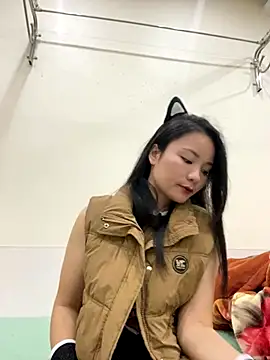 Bee Yellow00 online show from November 28, 4:48 am