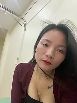 Bee Yellow00 online show from October 31, 4:36 am