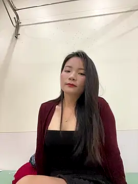 Bee Yellow00 online show from October 25, 4:53 am