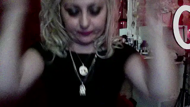 xHot Amazonq online show from February 1, 9:57 pm