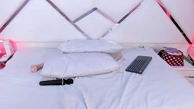 SweetPetiite online show from October 29, 1:47 pm