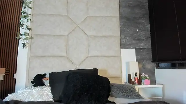 Liia Leens online show from February 13, 5:09 am