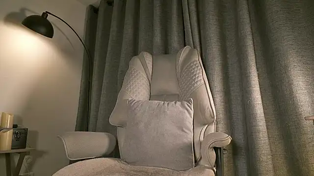 lianewhite online show from March 4, 1:45 am