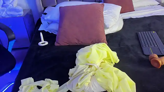 NikkiBotero online show from November 16, 11:05 pm