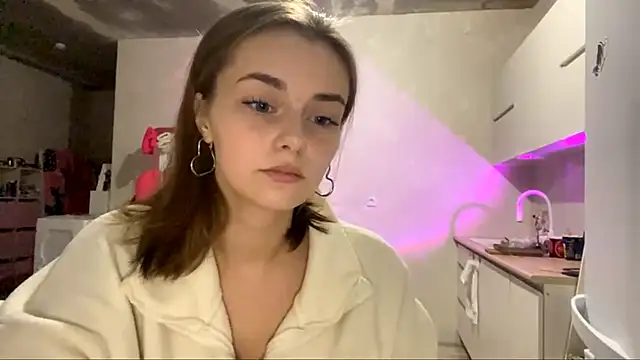 GeralynChiszar online show from November 18, 8:10 pm