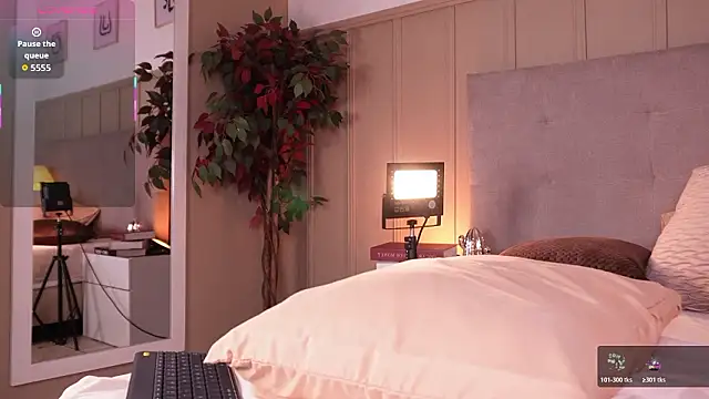 melaniebrett online show from March 10, 7:51 pm