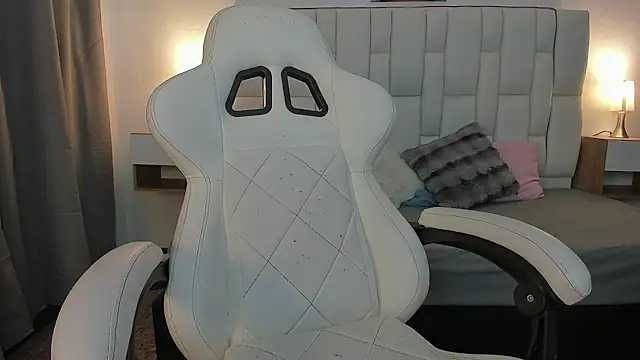 mask red girl online show from March 13, 1:12 pm