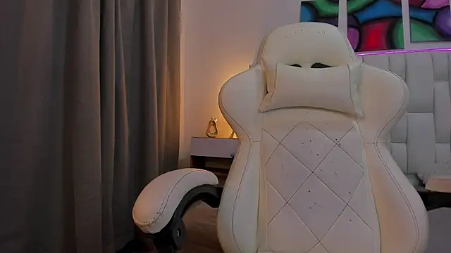 mask red girl online show from April 17, 1:02 pm