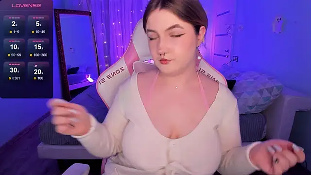 lovelyy julia online show from December 3, 8:28 am