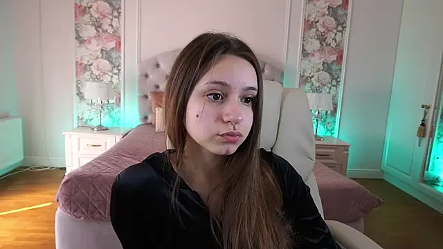 TinyNatalie online show from April 14, 7:52 am