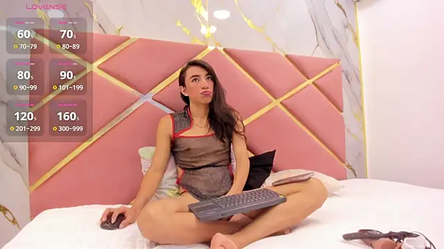 VALERIAQUEENTS   online show from December 15, 11:59 am