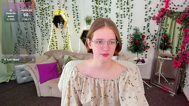 Mia Mooore online show from December 18, 2:00 pm