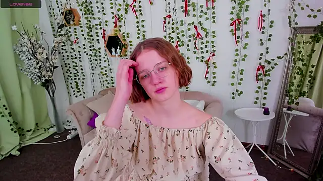 Mia Mooore online show from February 28, 1:21 pm