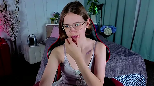 Mia Mooore online show from January 17, 1:18 pm