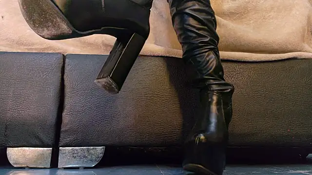 MilaDeRoux online show from February 19, 3:50 am