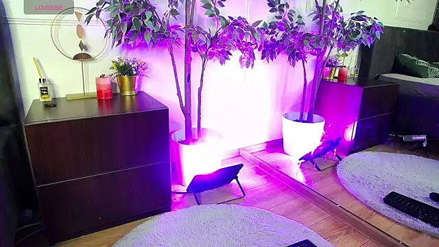 RavenFoxxy online show from April 9, 6:05 am