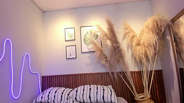 MIAROGGERSS online show from February 6, 3:21 am