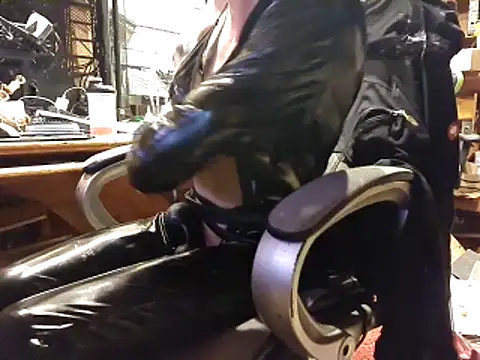 laaralatexxa BDSM online show from March 5, 9:32 pm