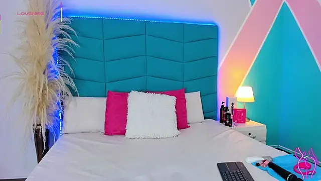  victoria collins  online show from March 5, 9:10 pm