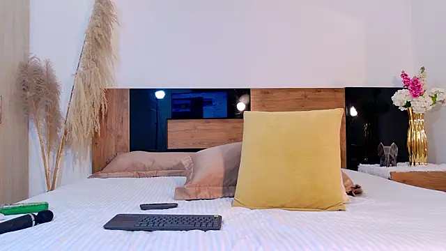 LucyHanks online show from March 2, 12:12 pm