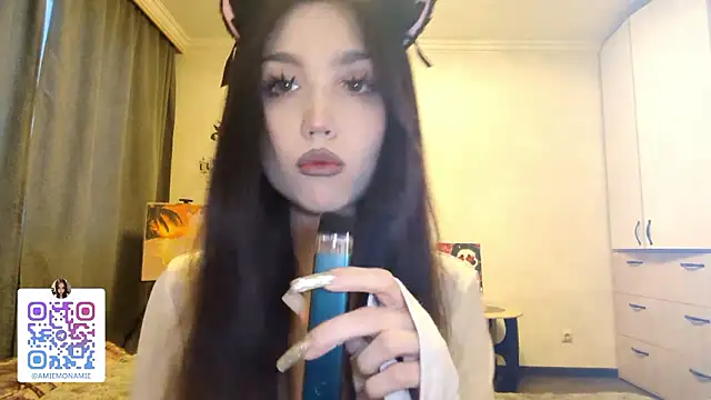 Qwami Amie online show from January 19, 5:25 am