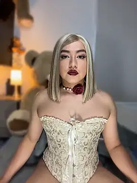 TaylorSweetI online show from April 22, 9:45 pm