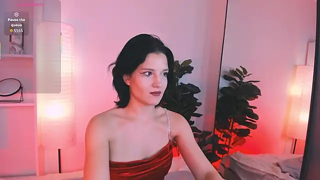 RowenMoon online show from March 4, 10:05 pm