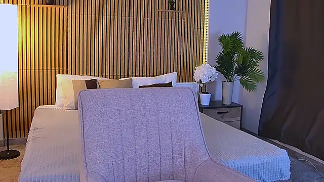 EmeraldGlow online show from April 18, 7:07 pm