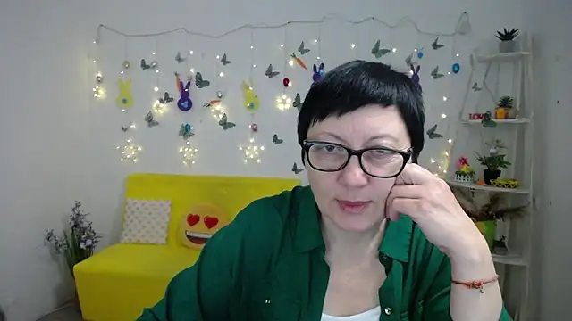 EmilyL0ve online show from April 9, 5:10 am