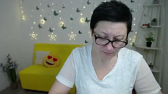 EmilyL0ve online show from March 8, 2:04 am