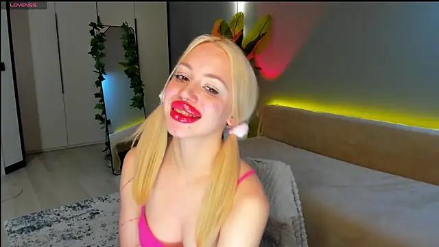 Luna Beverly online show from March 21, 9:31 pm