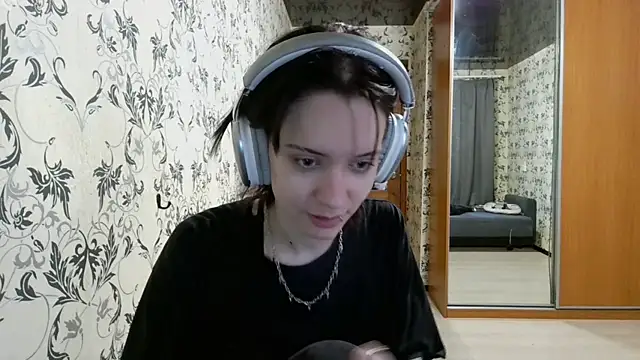 LxayBloom online show from April 9, 9:15 am