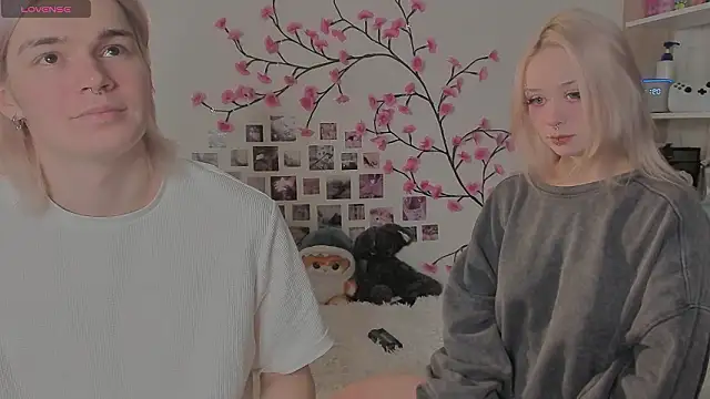 SweetheartsFriends online show from March 10, 6:17 am